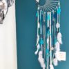 Attrape-rêves soleil gris bleu et blanc plumes et rubans | marcel méduse